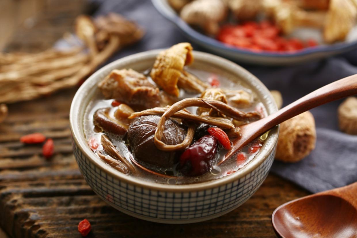 做法简单的茶树菇烧排骨，排骨软嫩，素菜爽脆，搭饭又美味