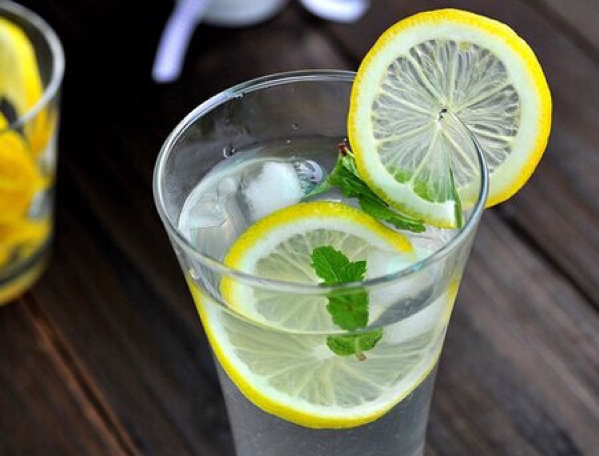过量饮用蜂蜜柠檬水造成损伤